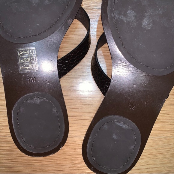 TORY BURCH Manon Embossed Thong Sandals - Picture 6 of 7
